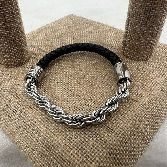 GM China stainless steel and leather bracelet with magnetic clasp - Picture 6 of 6